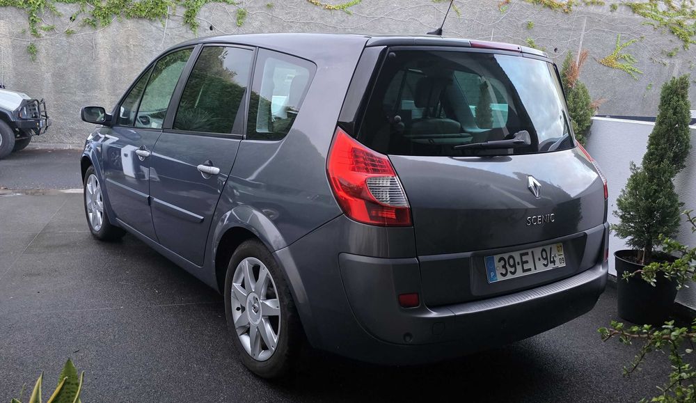 Renault Scénic 2.0 dCi 150 cv – 7 lugares – Pele – Teto Panorâmico – Xenon