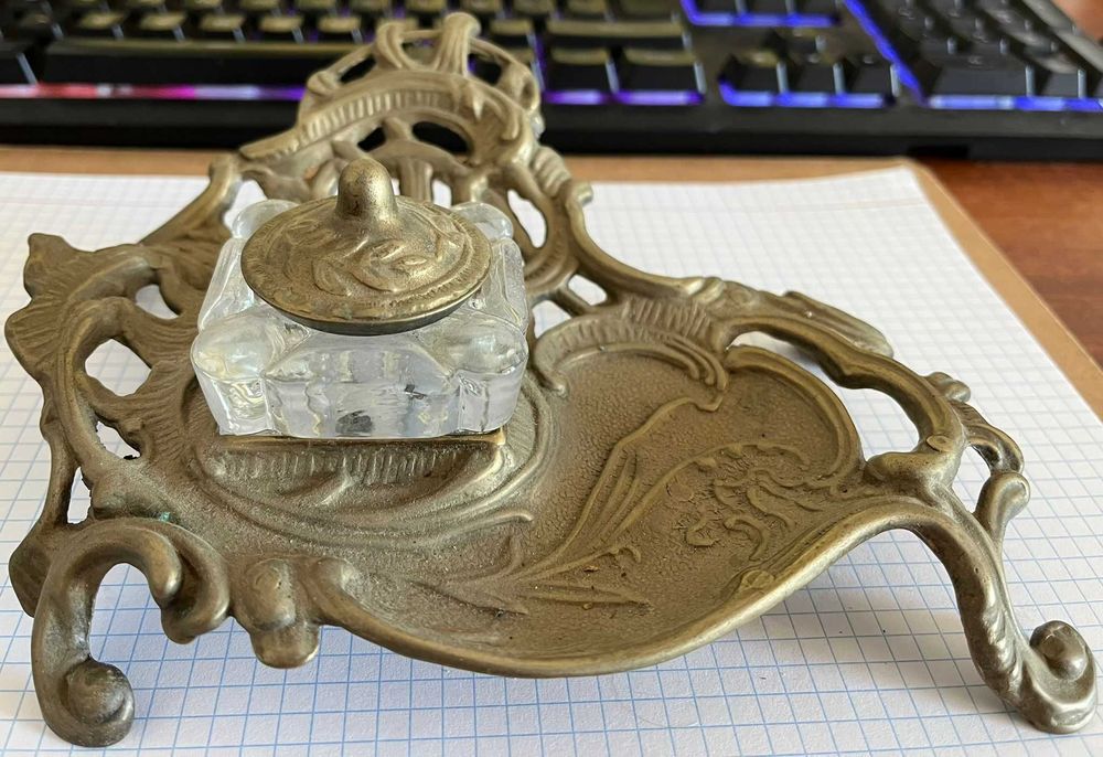 Tinteiro em latão, com depósito de vidro - Séx. XIX