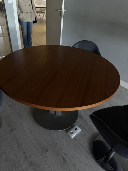 Mesa redonda castanha