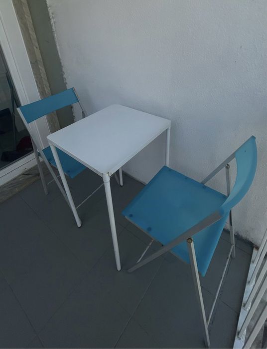 Mesa e cadeiras para varanda