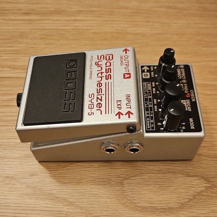 Boss SYB-5  - Syntezator do gitary basowej.