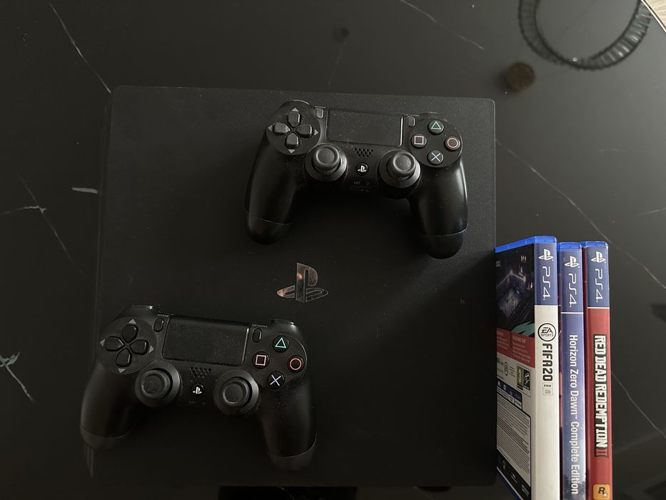 PS4 pro 7216B + 2 pady + 3 gry