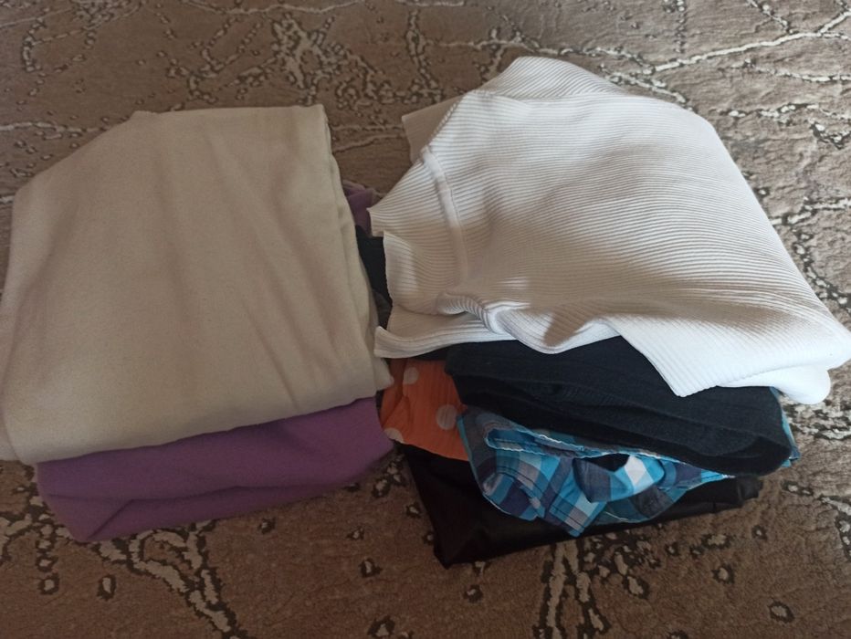 Продам великий пакет одягу для дівчинки 10-12 р, юбки, блузи,, штани