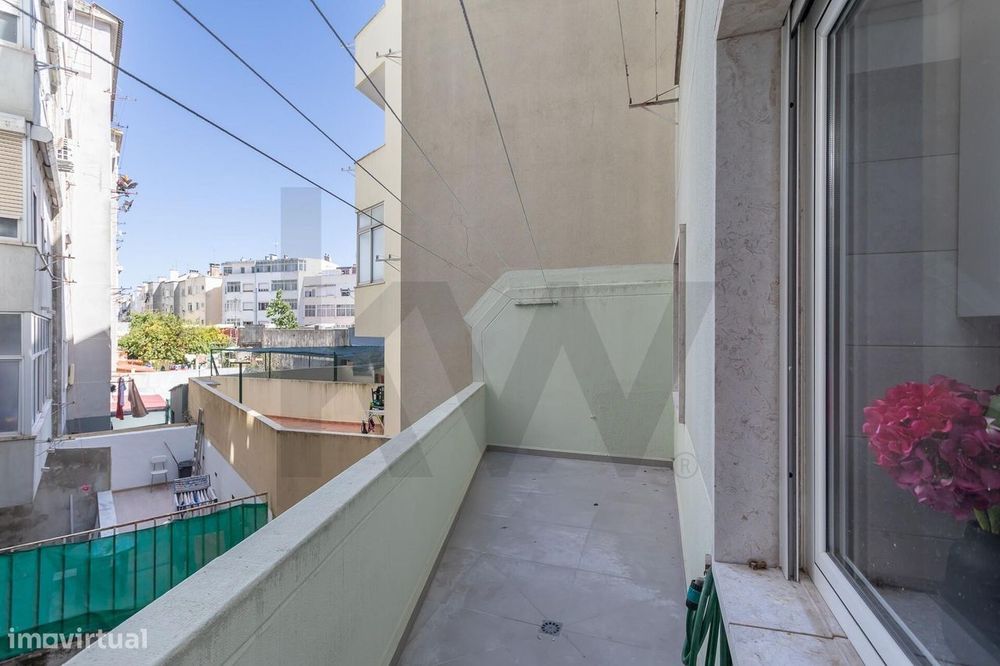 T3 com varanda l totalmente remodelado em Queluz | A 2 minutos a pé da