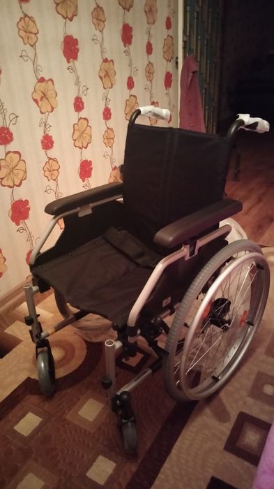 Новеньке крісло колісне