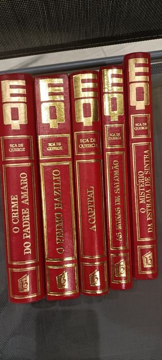 5 livros encadernados de obras de Eça de Queirós
