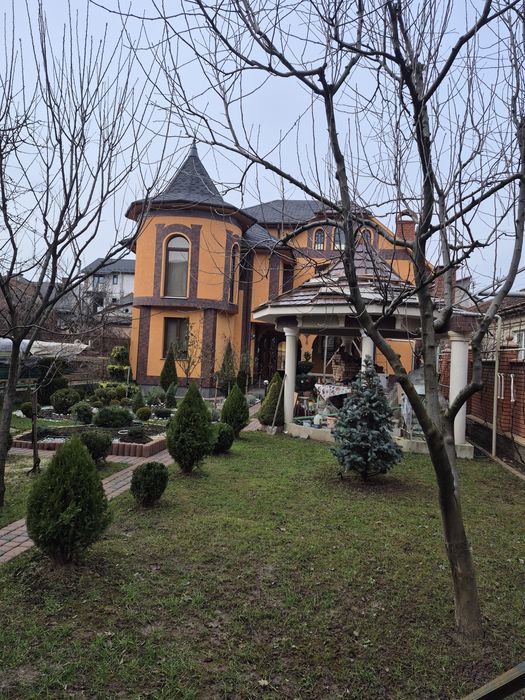 Здається будинок в тихому центрі міста.