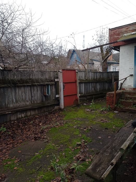Частина будинку в центрі міста по вул Ревуцького . Окремий двір.