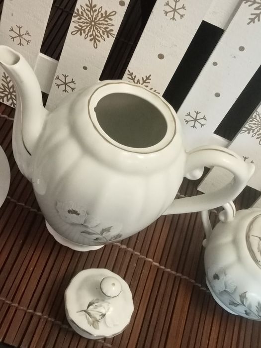 Bule, açucareiro , leiteira e chávena de porcelana de Viana