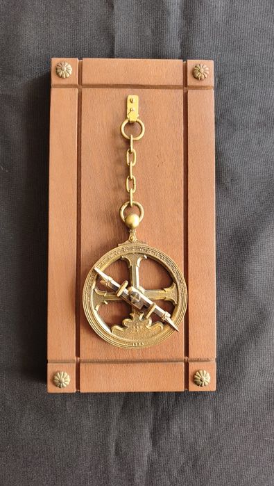Astrolábio náutico montada numa placa de madeira