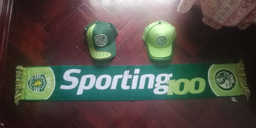 Varios cachecois do Sporting