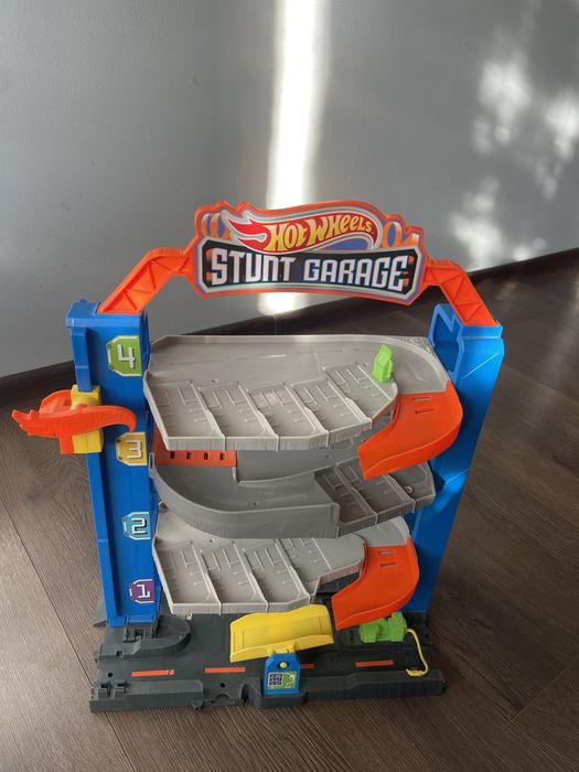 Іграшковий гараж для машинок Klein Hot Wheels чотириповерховий