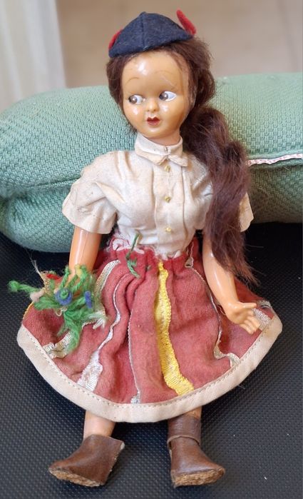 Boneca antiga anos 40  traje típico da ilha da Madeira carapuça flores