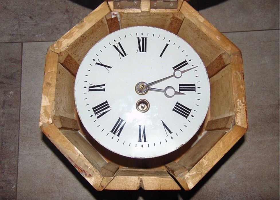 Przedwojenny wiszący okrągły zegar drewniany,sygn.D.C.