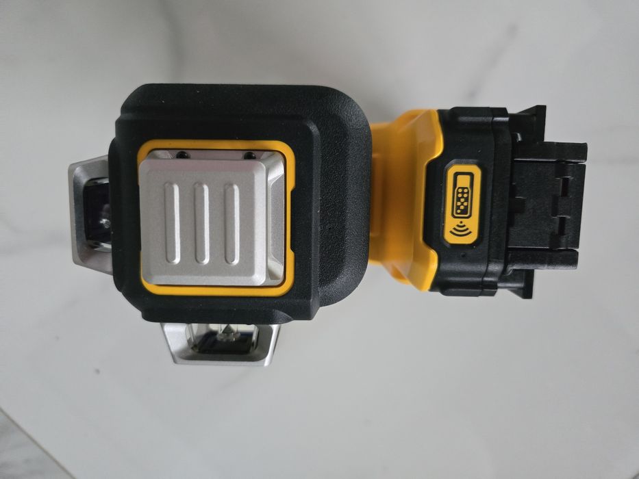 Samopoziomujący laser trzywiązkowy DeWALT DCLE 34035 z baterią, nowy