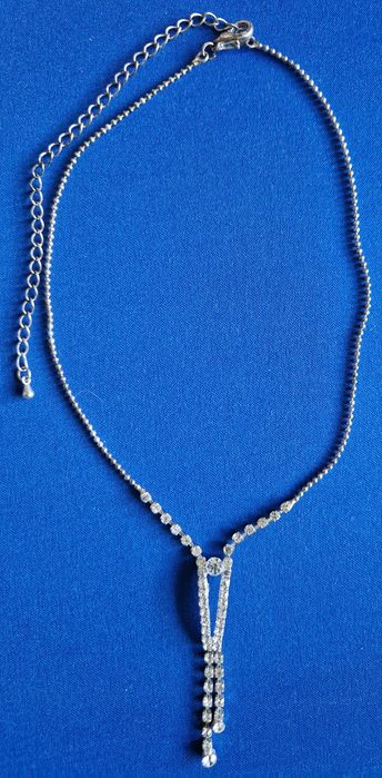 Srebrna błyszcząca sukienka z dodatkami