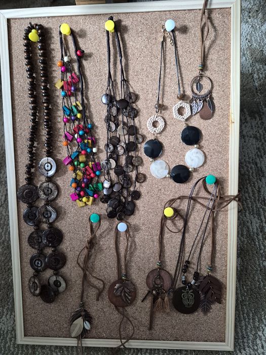 Bijuteria feita a mão ,pulseiras ,colares,terços, velas,faço revenda com fatura