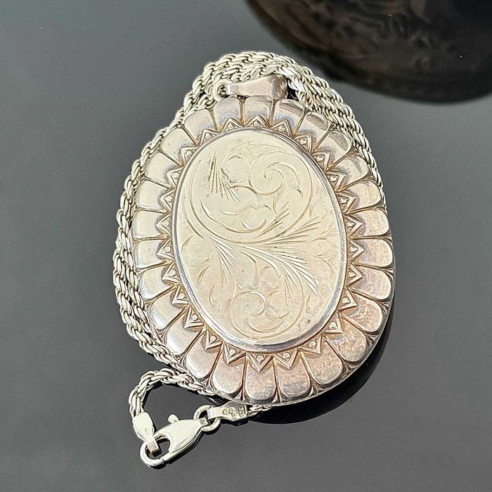 Srebrny medalion (sekretnik) wykonany ze srebra próby 925