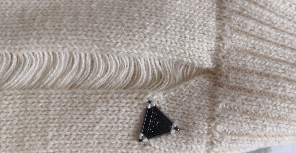 Bardzo ładny stylowy gruby sweter w serek GUESS