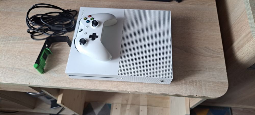 Xbox one s z kierownicą i dyskiem