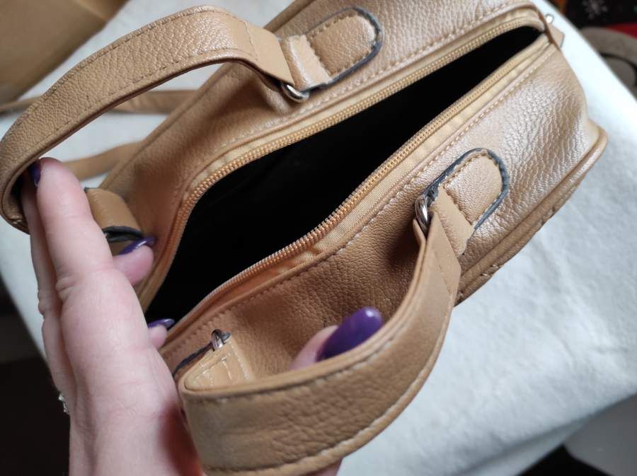 Cream-colored suitcase with broken handle – Very spacious64729508647555122