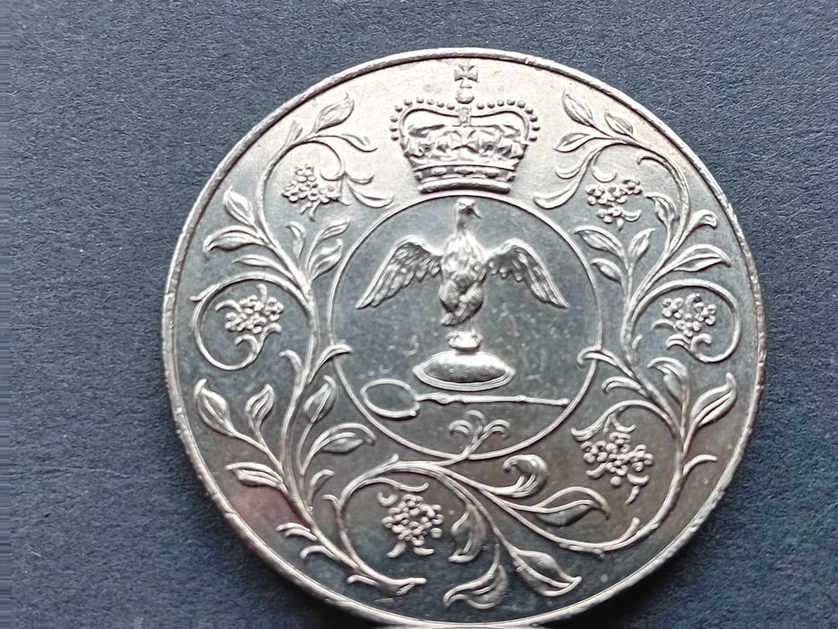 2 moedas, Elizabeth 1977 e 5 Shilings 1953 Elizabeth novas 0,38m/m