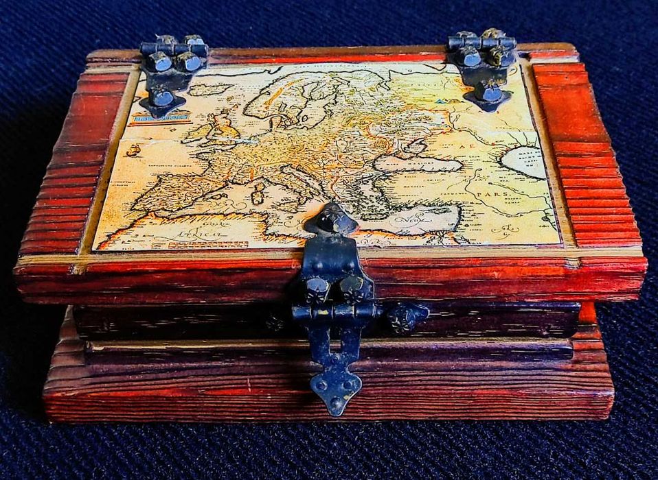 Caixa guarda joias em madeira formato livro
