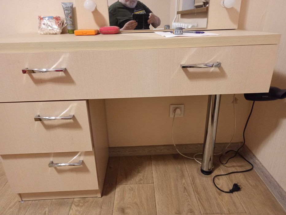 Продам трюмо з підсвіткою.