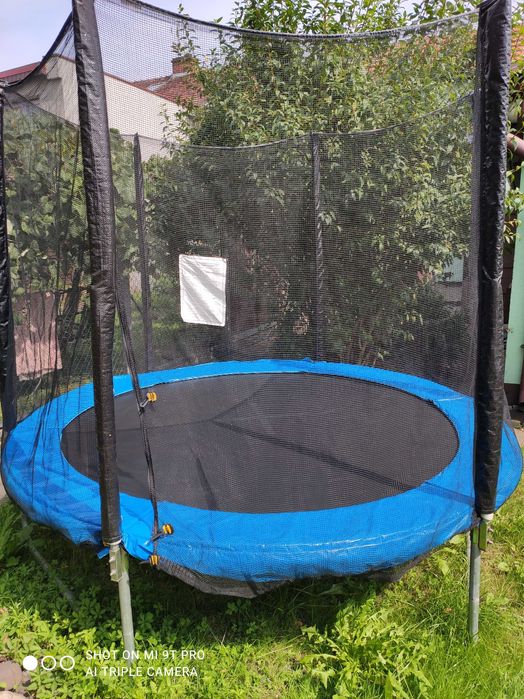 Trampolina ogrodowa z siatką zabezpieczającą średnica 240cm