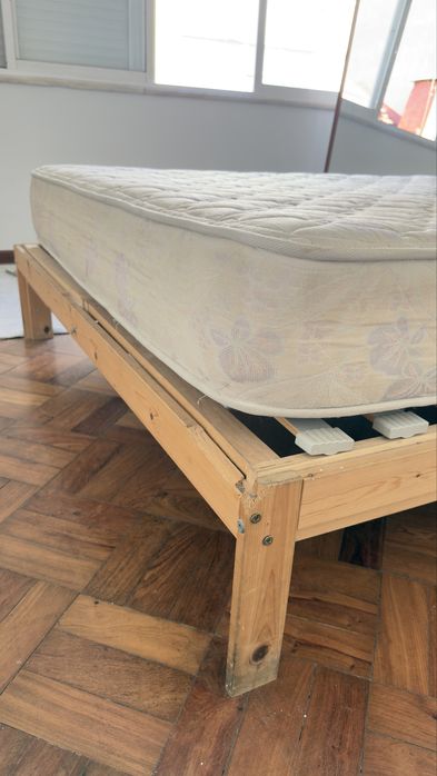 Cama de casal em madeira maciça com colchalão 140x195