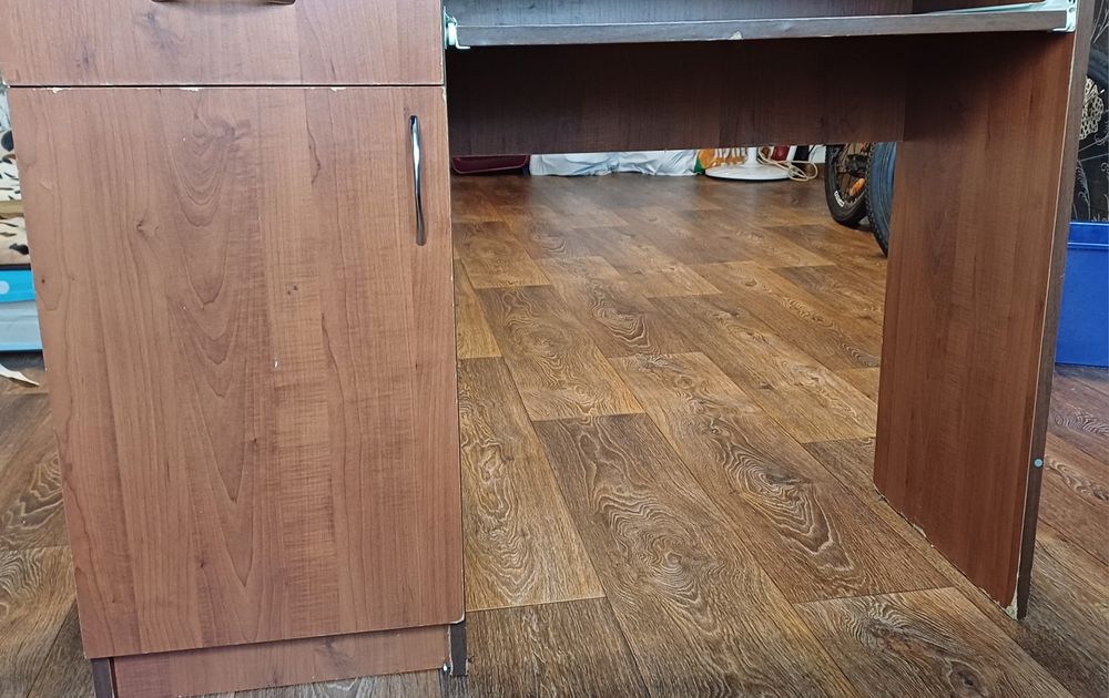 Стіл комп'ютерний офісний