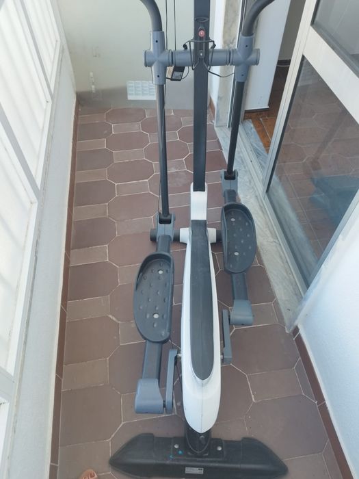 bicicleta elíptica da marca NEWFIT