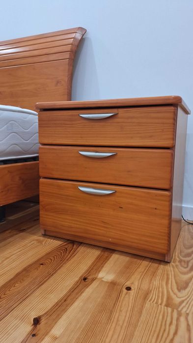 Cama casal madeira maciça, cabeceiras e colchão