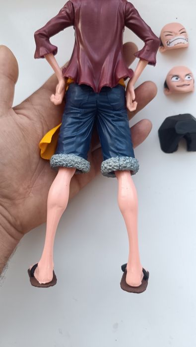 Figura de ação do Luffy de One Piece, com aproximadamente 28cm