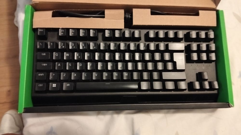 Teclado Razer com fio, pouco usado e em ótimo estado de conservação. Valor entre 30 e 40 negociável. Quero vender rápido!!
