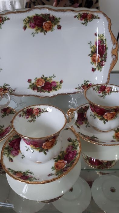 Travessa torradas + 3 chávenas café Royal Albert