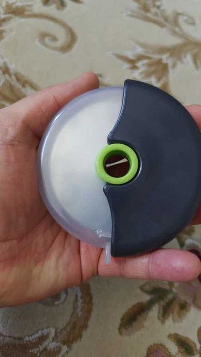 Nóż do pizzy ze stali nierdzewnej.