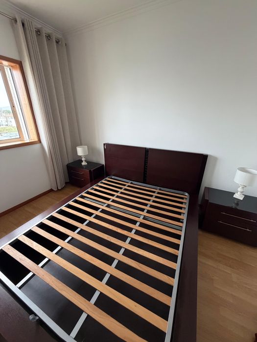 Cama de casal - inclui colchão, estrado, 2 cabeceiras e 2 candeeiros