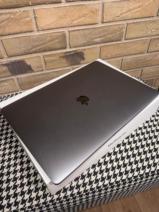 MacBook Pro 15 model A1990 16GB RAM - 256GB - w super stanie
