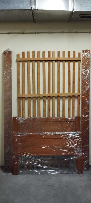 Cama de solteiro em madeira.