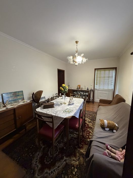 T1 em r/ch de casa habitada