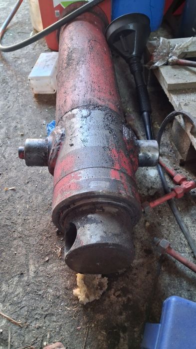 Siłownik hydrauliczny przyczepy tandem