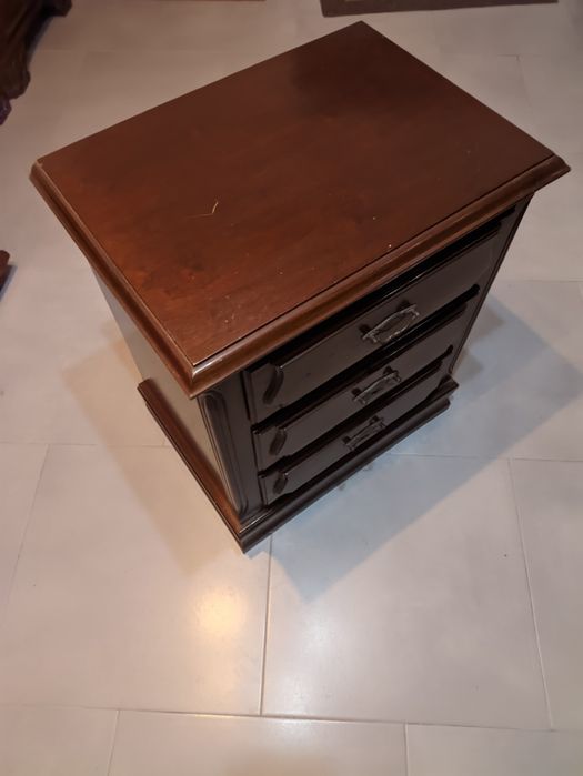 Mesa de cabeceira em mogno
