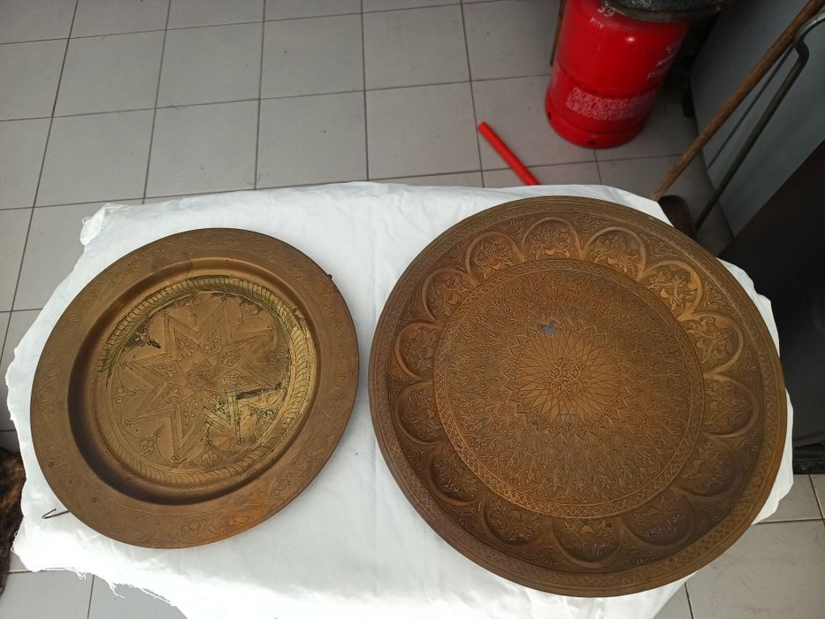 dois pratos em latão marroquinios