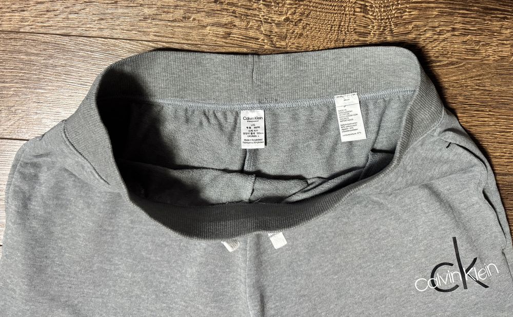 Спортивные штаны Calvin Klein .