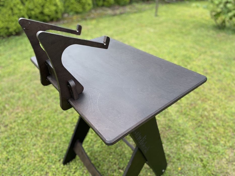 Biurko drewniane, regulowane do pracy na stojąco.