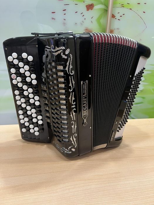 Баян, кнопковий акордеон, італієць Bugari armando uniorfisa.