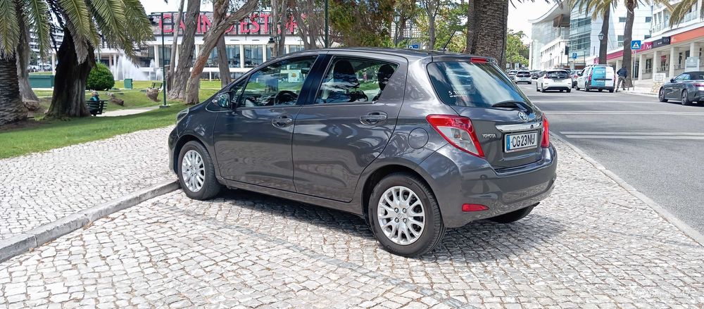 Toyota Yaris gasolina de 2013 com 101000 km — photo 4