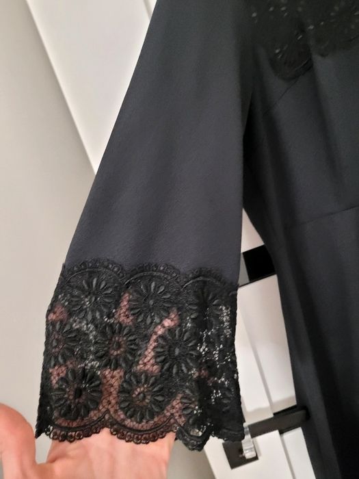 Śliczna elegancka z ozdobnym rękawem czarna sukienka,