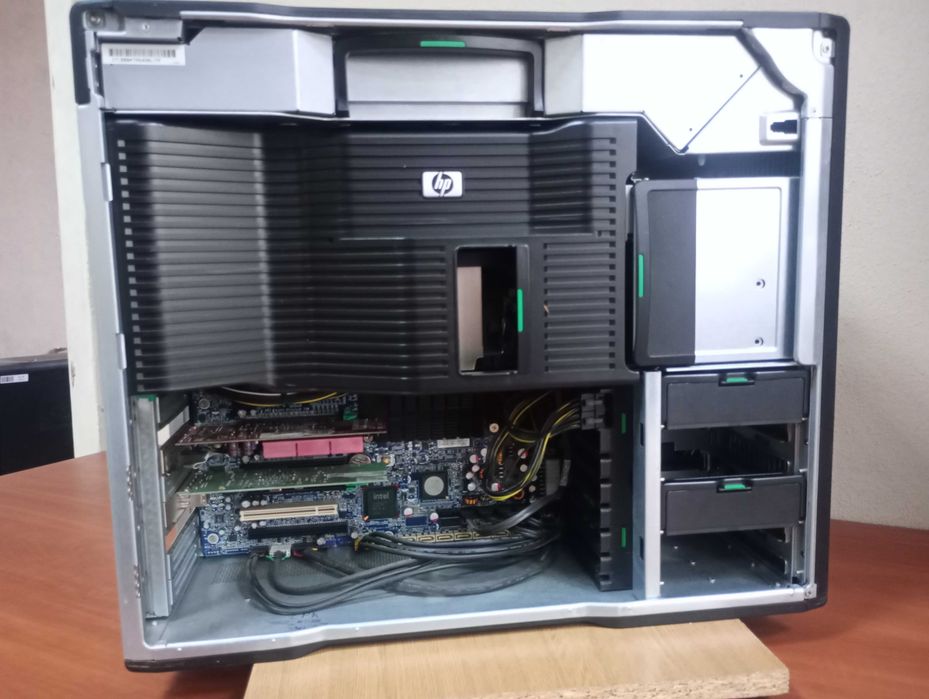 HP Z800 Workstation FF825AV Desktop 2x Xeon E5520